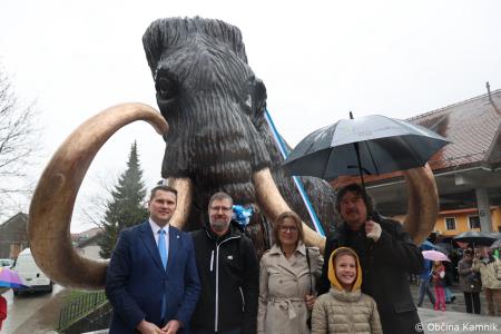 Dobrodošel mamut v Kamniku je dobil svoje mesto bronasti mamut v naravni velikosti, ki stoji v Mamutovem parku (58)